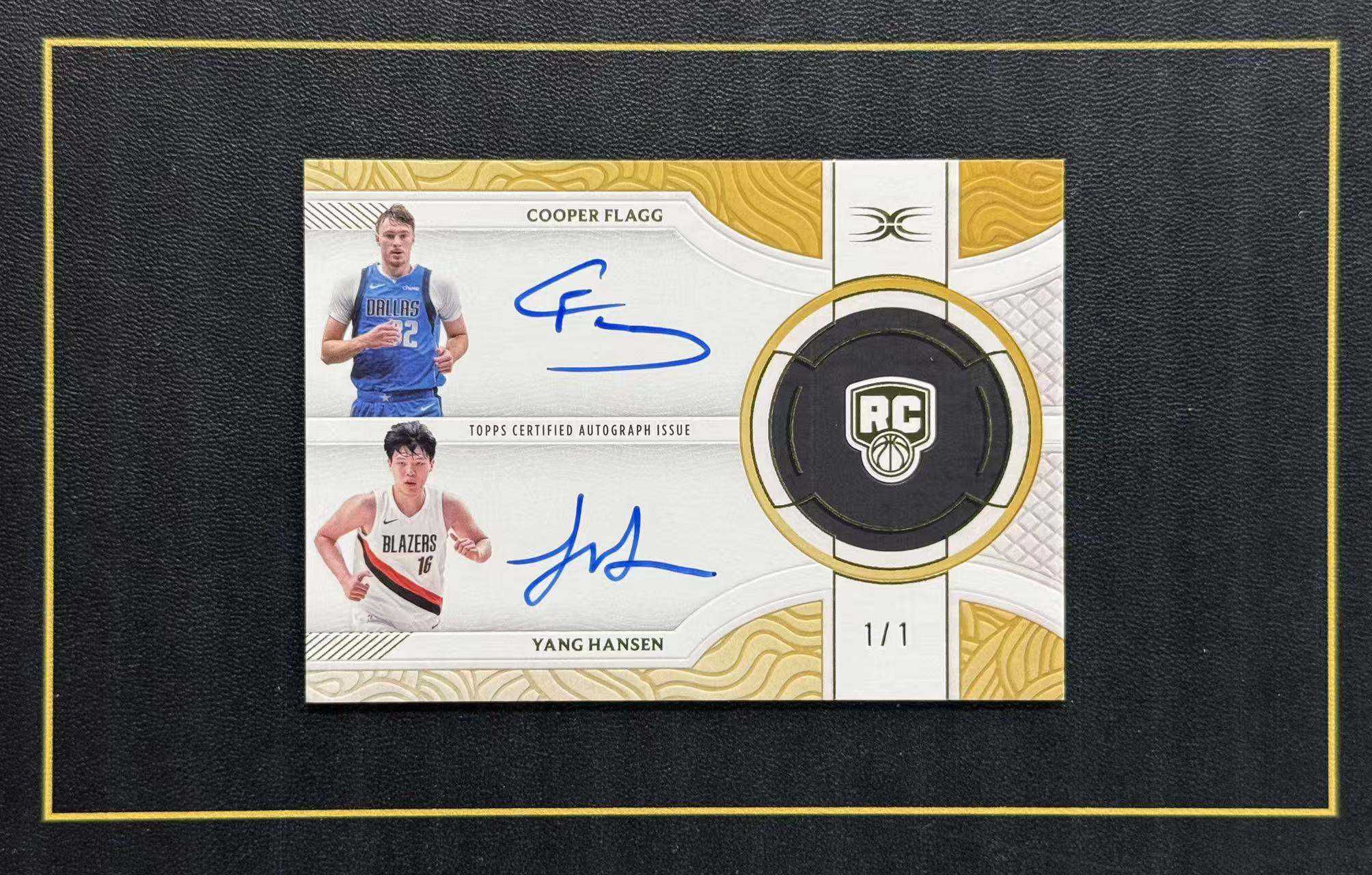 【超新星精品】2025-26 Topps Definitive Cooper Flagg RC 新秀 至尊 高端系列 独行侠 库珀 弗拉格 开拓者 杨瀚森 1/1编 ofo 金版 双人签字 双签 卡签 瑕疵如图【C0BR00b6001】