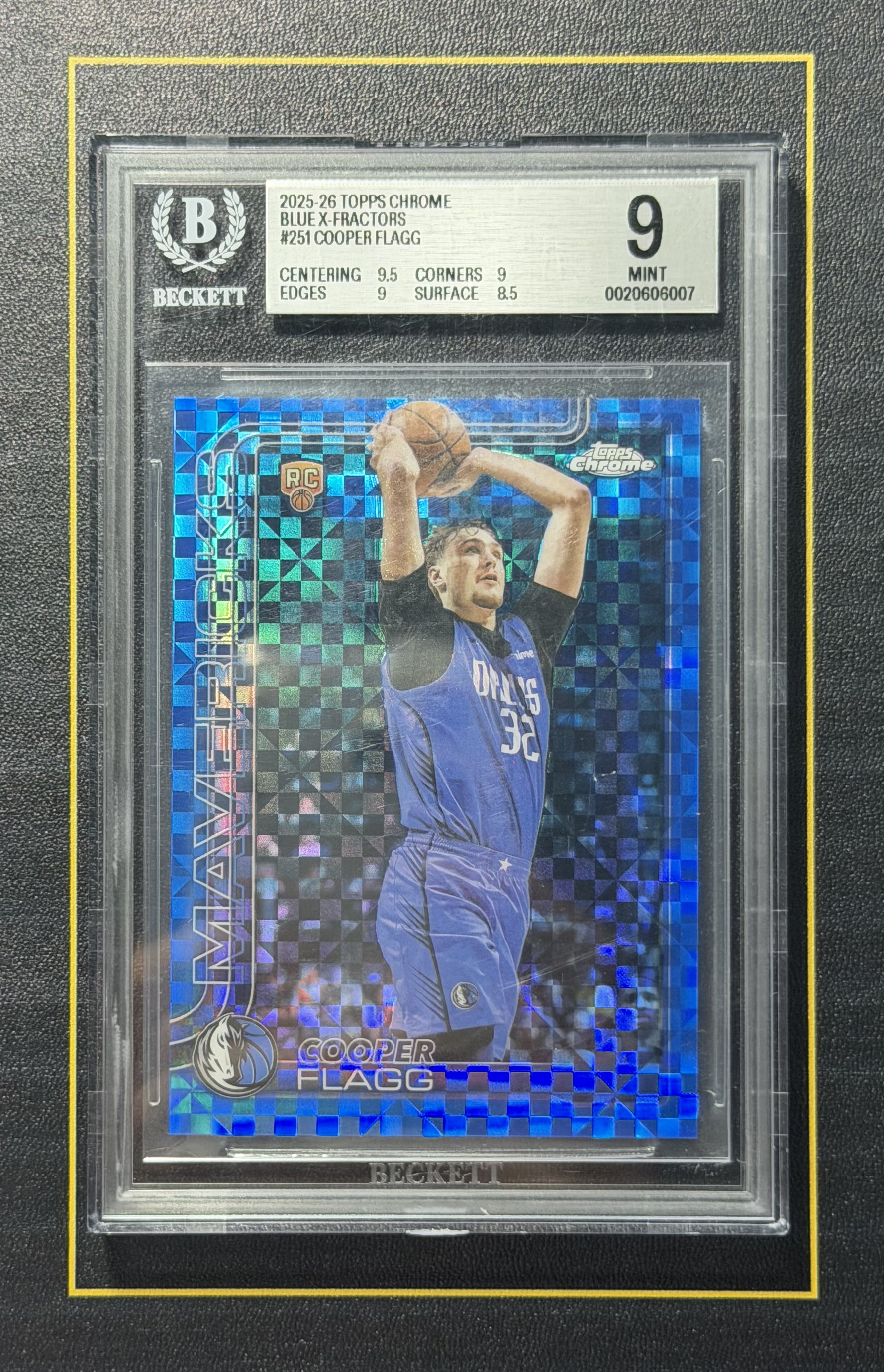 【超新星精品】2025-26 Topps Chrome Cooper Flagg RC 新秀 独行侠 库珀弗拉格 蓝格子折 蓝棋盘折 折射 Color Match BGS9分评级 美国之子【C08M007e003】