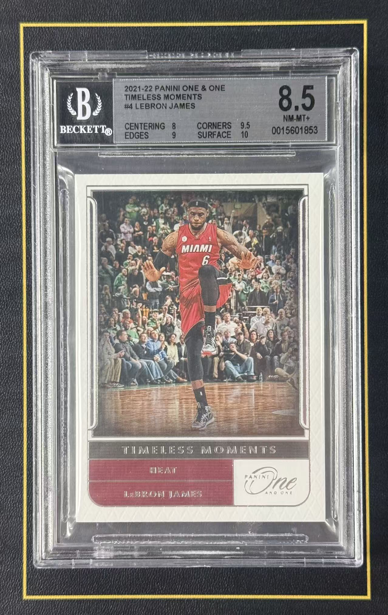 【超新星精品】2021-22 Panini One and One LeBron James OAO 热火 小皇帝 老詹 勒布朗詹姆斯 Timeless Moments 无字时刻 BGS8.5分评级 经典霸王步选图【V074007L001】