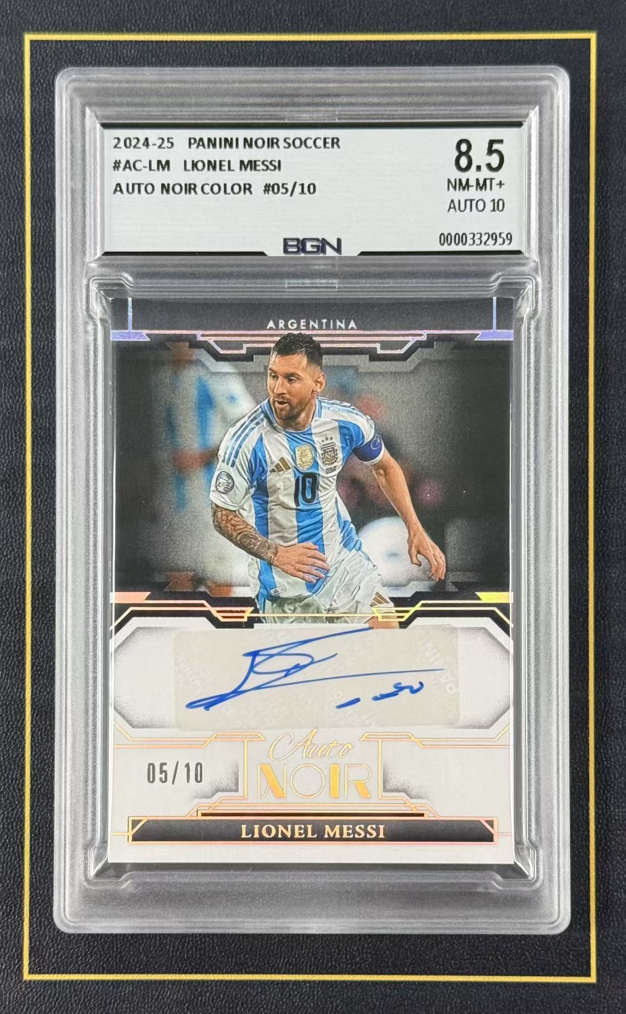 【超新星精品】2024-25 Panini Noir Lionel Messi 诺尔 阿根廷 利昂内尔梅西 里奥梅西 10编 金闪版 签字 BGN8.5分签字10分评级【C0AK009y001】