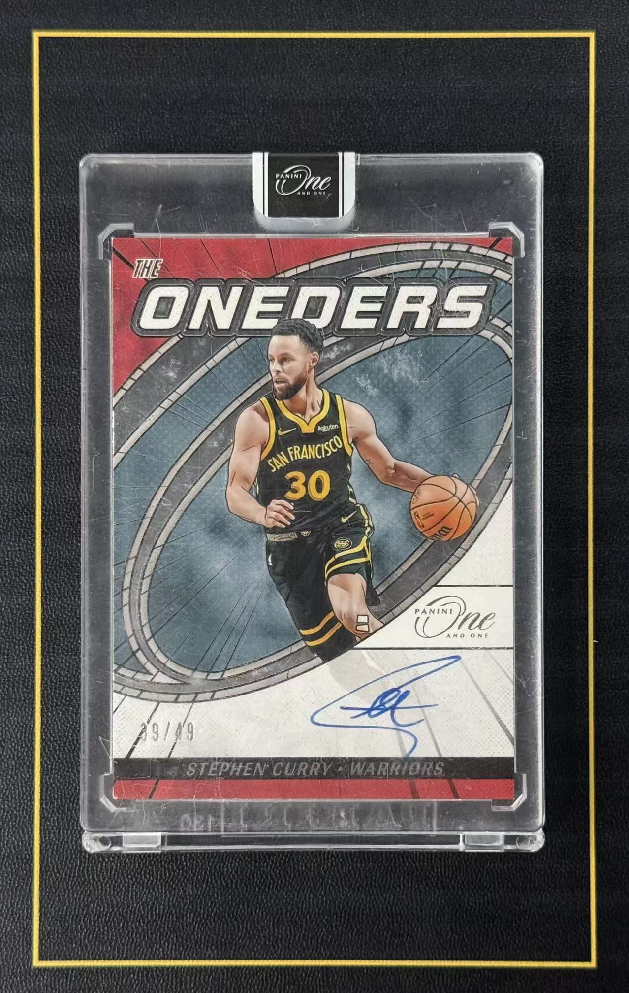 【超新星精品】2024-25 Panini One and One Stephen Curry OAO 勇士 斯蒂芬库里 49编 银平行 The Oneders 漫画签 卡签 签字 原封砖【V5030094003】