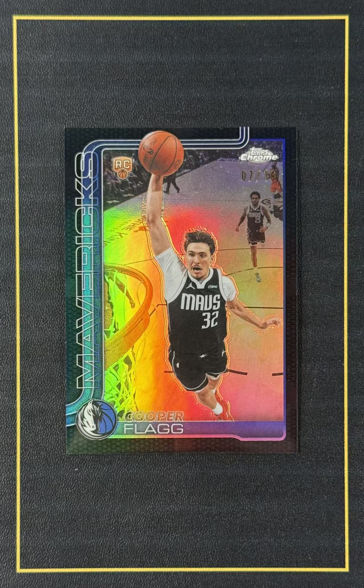 【超新星精品】2025-26 Topps Chrome Update TCU Cooper Flagg RC 新秀 独行侠 库珀弗拉格 10编 黑篮球折 黑球皮折 折射 瑕疵如图 美国之子【V917008U001】